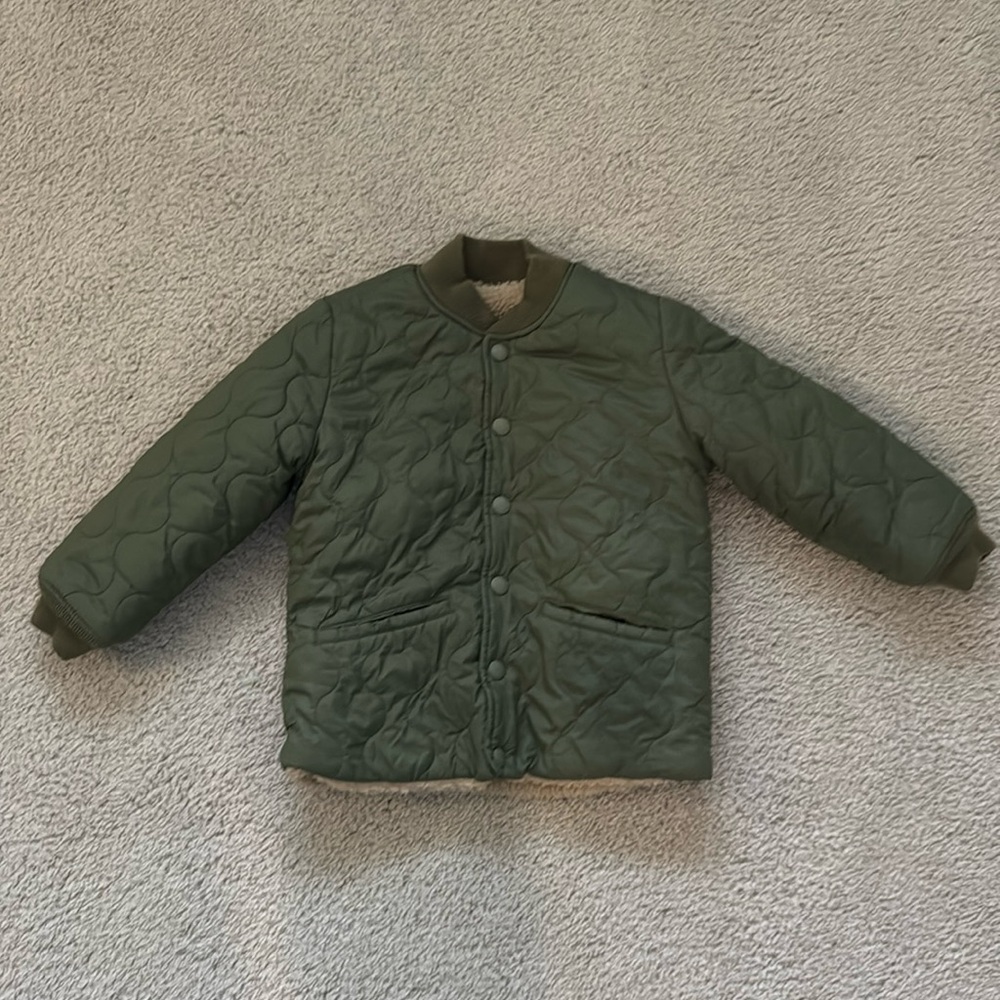 Baby Gap Reversible Army Green Quilted Sherpa Jacket in Size 4T